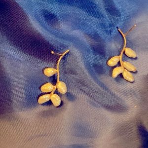 14 karat baroque pearl.cost basis is 2900 to 3500.Will always do better